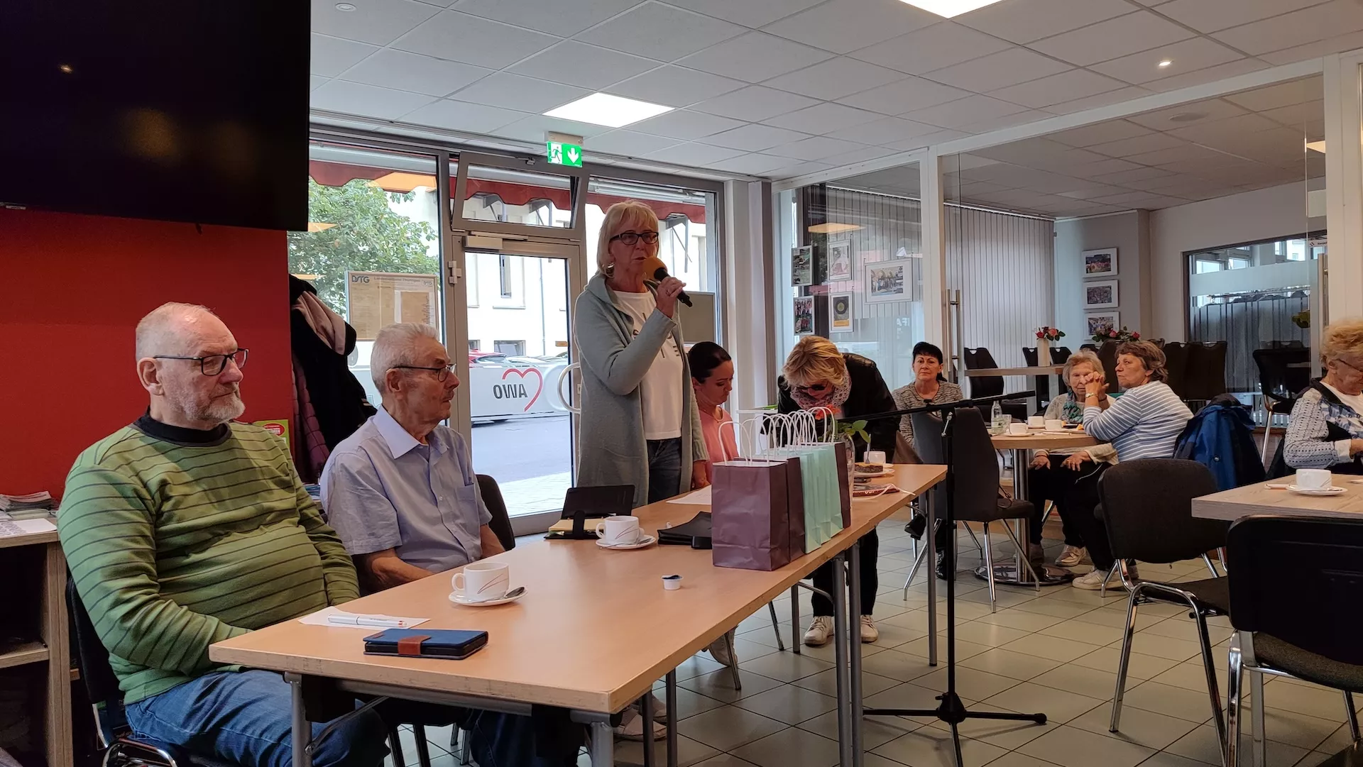 die Vereinsvorsitzende informiert die Vereinsvorsitzende informiert